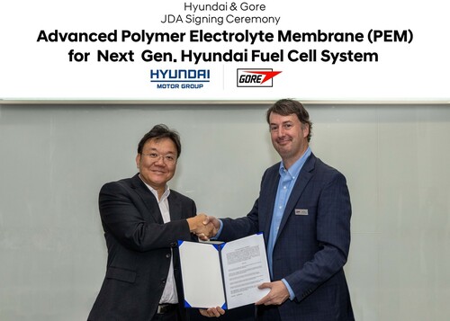 Kia and Hyundai are developing polymer electrolyte membrane (PEM) for fuel cell systems with the US company Gore: Chang Hwan Kim (left), Head of Battery Development and Hydrogen and Fuel Cell Development at Hyundai Motor Company and Kia Corporation, and Matt Rosa, Gore representative, after signing the agreement in Korea.