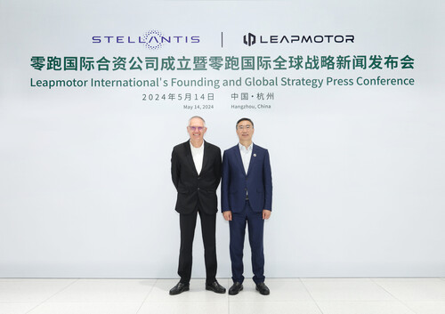 Stellantis CEO Carlos Tavares and Leapmoptor founder Jiangming Zhu.