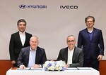 Signing the contract for the delivery of an electric light commercial vehicle (from left): Hyundai Motor Company President Jaehoon Chang, Ken Ramirez (responsible for commercial vehicles at Hyundai), Iveco CEO Gerrit Marx and Luca Sra, responsible for the commercial vehicle business at Iveco.