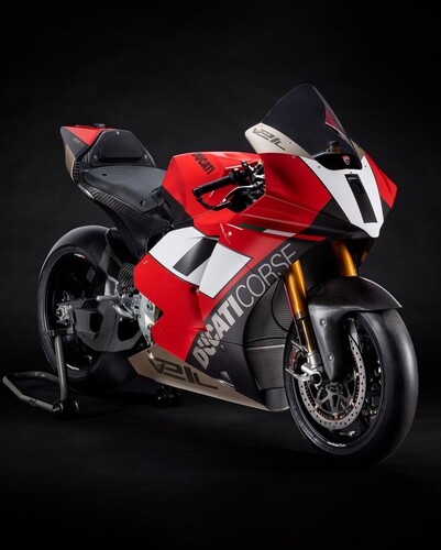 Auf der IAA Mobility in München wurde die Ducati V21L mit einer speziellen Lackierung in den traditonellen Motorsportfarben der Marke gezeigt.
