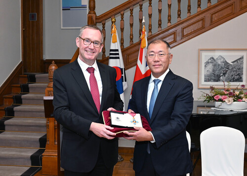 Commander of the British Empire: Hyundai Group CEO Euisun Chung (r.)
received the award from British Ambassador Colin Crooks in Seoul.