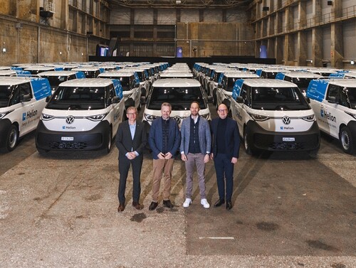 The Swiss company Helion took delivery of 100 VW ID Buzz Cargo as service vehicles (from right): Helmut Ruhl (CEO of importer AMAG), Rico Christoffel (Brand Director Volkswagen Commercial Vehicles Switzerland) Noah Heynen (CEO Helion) and Lars Krause (Board Member for Sales and Marketing at Volkswagen Commercial Vehicles).