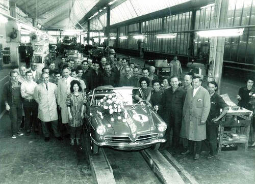 The first NSU Wankel Spider leaves the assembly line and is celebrated by employees at the Neckarsulm plant (1964).