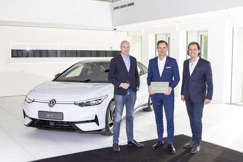 &quot;German Car Of The Year 2024&quot;: Jens Meiners (GCOTY, left) and Bernd Hitzemann (CEO Aitastic, right) present the award for the IKD 7 to VW boss Thomas Schäfer.
