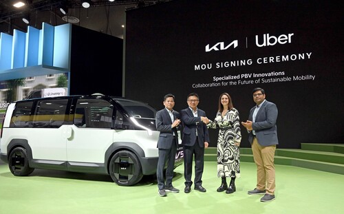 Kia and Uber want to cooperate in the field of PBV. At CES in Las Vegas, Sangdae Kim (Head of PBV Division at Kia), Seung Kyu &quot;Sean&quot; Yoon (President and CEO of Kia North America and Kia America), and Susan Anderson, Vice President and Global Head of Business Development at Uber, signed a letter of intent (from left).