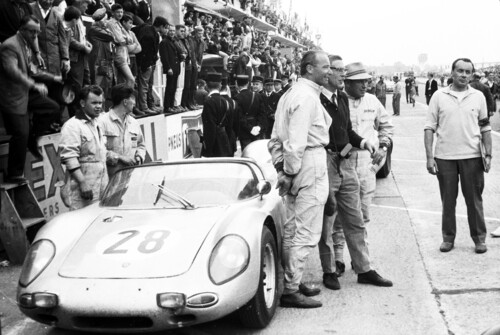 Le Mans 1963 (from right): Herbert Linge, Huschke von Hanstein and Edgar Barth and, on the other side of the car, Erich Lerner and Valentin Schäffer.