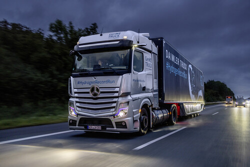 Covered more than 1000 kilometers on 80 kilos of liquid hydrogen: Mercedes-Benz GenH2 Truck.