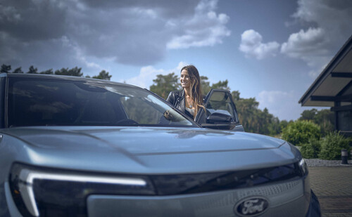 Lexie Alford will mit einem Ford Explorer die erste Weltumrundung in einem Elektroauto schaffen.
