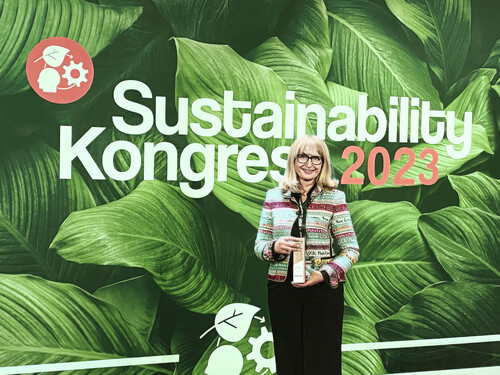 Mahle sustainability manager Kathrin Apel accepted the &quot;Building Public Trust Award 2023&quot; in Berlin.