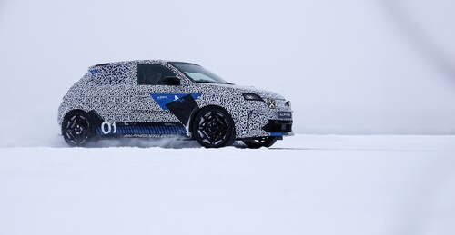 Still camouflaged: Prototype of the Alpine A290 in winter testing.