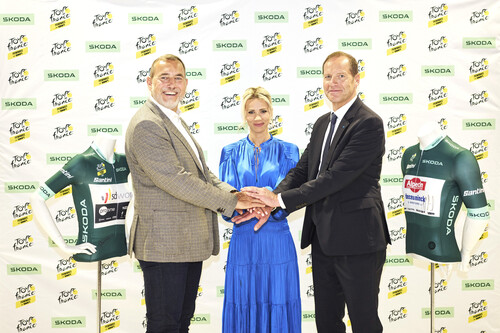 Škoda Auto extends its sponsorship of the Tour de France and the Tour de France Femmes avec Zwift until 2028: Chief Marketing and Sales Officer Martin Jahn (l.) at an event in Paris in October 2023 with Tour de France Director Christian Prudhomme (r.) and Marion Rousse, Director of Tour de France Femmes avec Zwift.