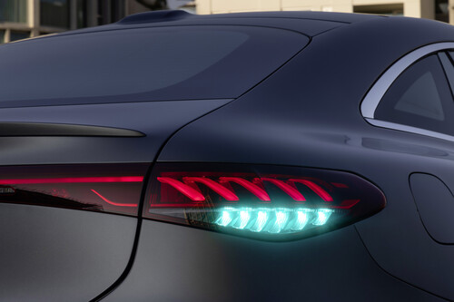 Marker lights of a Mercedes-Benz EQS for driving with activated Drive Pilot.