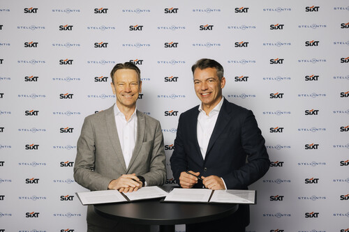 Signing the contract for the delivery of up to 250,000 cars: Stellantis European CEO Uwe Hochgeschurtz (left) and Vinzenz Pflanz, Chief Business Officer of Sixt.