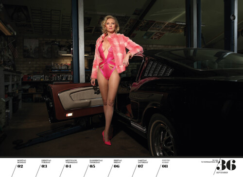 Weekly calendar &quot;Girls &amp; legendary US cars 2023&quot;.