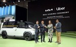 Kia and Uber want to cooperate in the field of PBV. At CES in Las Vegas, Sangdae Kim (Head of PBV Division at Kia), Seung Kyu "Sean" Yoon (President and CEO of Kia North America and Kia America), and Susan Anderson, Vice President and Global Head of Business Development at Uber, signed a letter of intent (from left).
